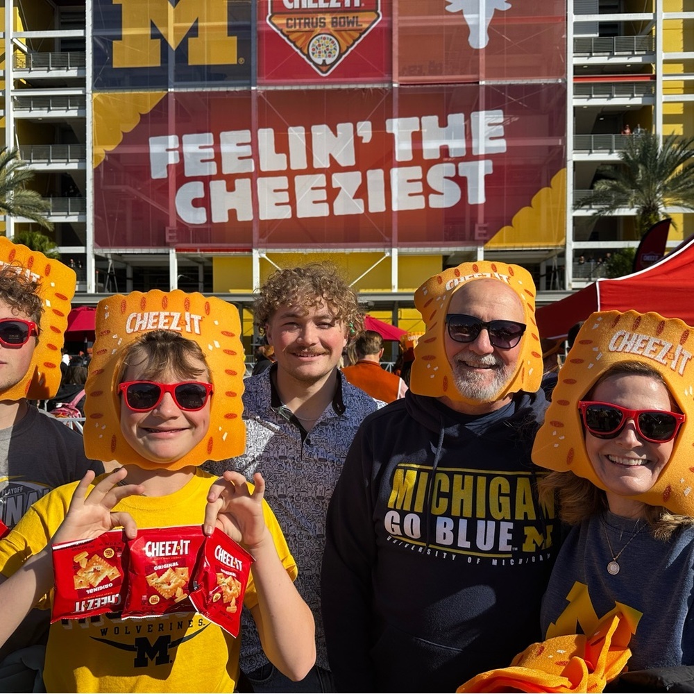 2025 Cheez It Bowl Souvenirs 3 Head Pieces & 1 Sunglasses - Picture 4 of 4